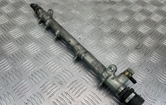 Mercedes-Benz C W203 Fuel main line pipe 0445214073 043258 A6460700295