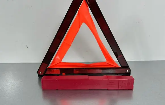 Audi Q3 8U Emergency warning sign 8K0860251