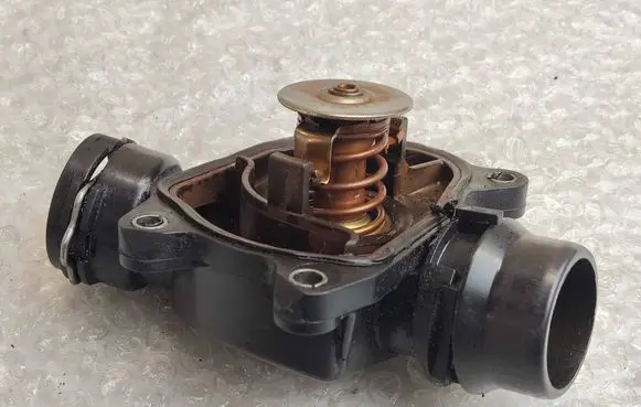 BMW 5 E39 Thermostat/thermostat housing 342918J