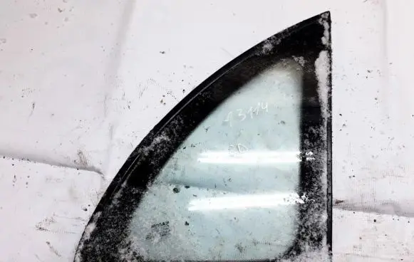 Nissan Almera Tino Rear side window