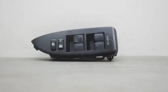Toyota Prius (XW30) Electric window control switch 8404033080