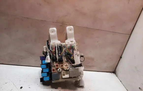 Toyota RAV 4 (XA30) Fuse module 8273042020 6F090541