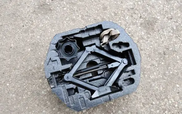 Volkswagen Jetta VI Tool box 5C0012115B