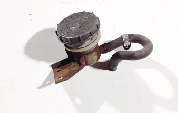Honda CR-V Brake fluid reservoir 