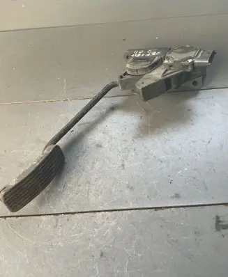 Accelerator throttle pedal