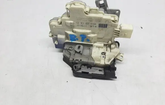 Volkswagen PASSAT B7 Front door lock