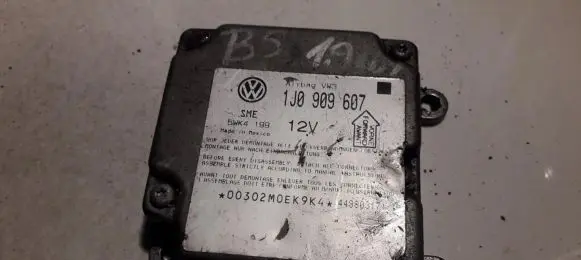 Volkswagen PASSAT B5 Airbag control unit/module 1J0909607 44980317