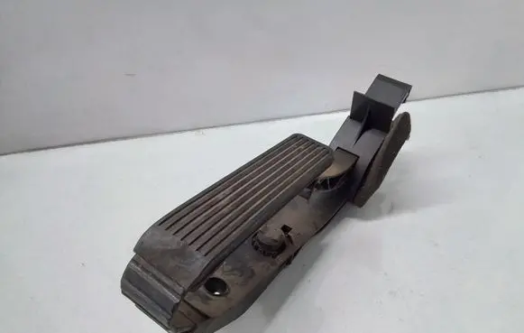 Mercedes-Benz E W211 Accelerator throttle pedal A21130100001
