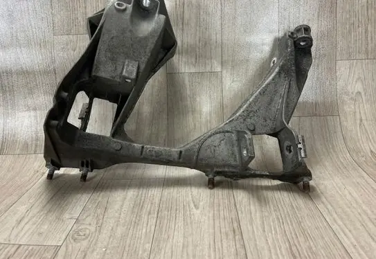 Engine mount bracket