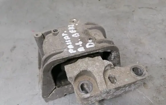 Volkswagen PASSAT B6 Engine mount bracket 1K0199262M