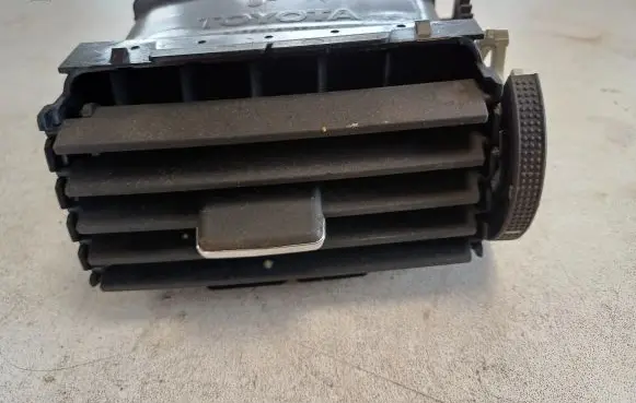 Toyota Avensis T250 Dash center air vent grill