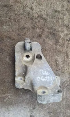 Volvo XC90 Engine mounting bracket 8634123