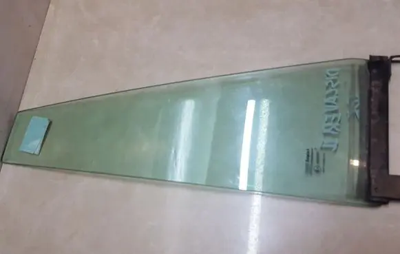 Land Rover Discovery Rear vent window glass 