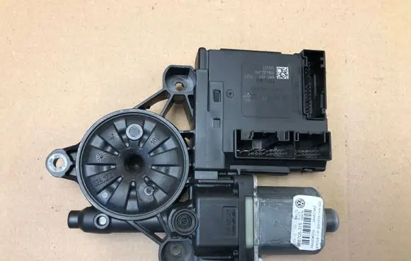 Volkswagen PASSAT CC Front door window regulator motor 3C0959793C