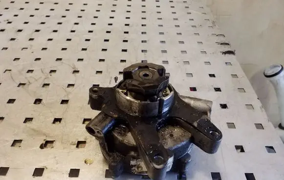 Opel Insignia A Vacuum pump
