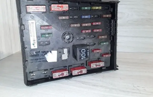 Volkswagen PASSAT B6 Fuse module 3C0937125