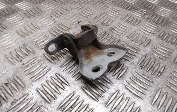 Toyota Avensis T250 Front door lower hinge 