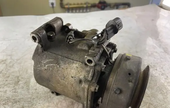 Mitsubishi Pajero Sport I Air conditioning (A/C) compressor (pump) Mr360532