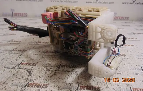 Toyota Avensis T270 Fuse box set 8273005150C