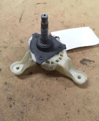 Rear door manual window regulator