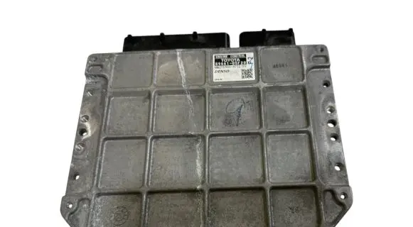 Toyota Avensis T270 Engine control unit/module 8966105F20 MB2759004732