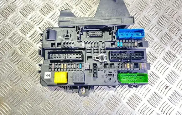 Opel Astra H Fuse module 13115937 329510614