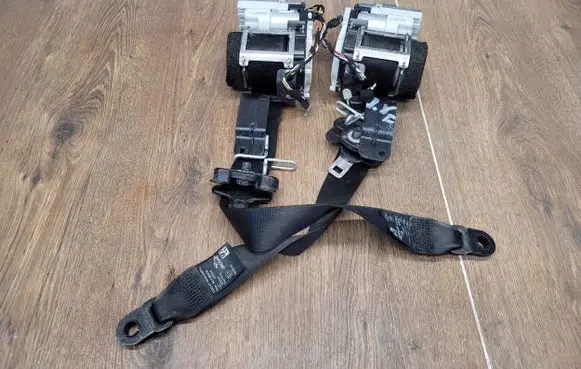 Jaguar XF X250 Seat belt trim 611B08