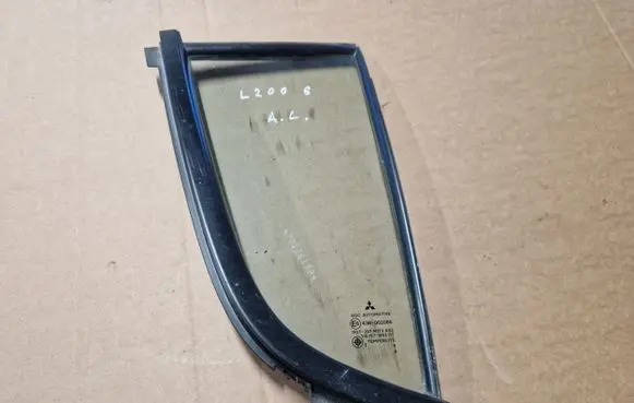 Mitsubishi L200 Rear vent window glass 