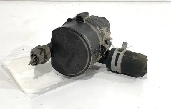 Oil filter mounting bracket