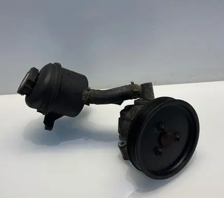 Mercedes-Benz E W211 Power steering pump A0044461201 0044461201