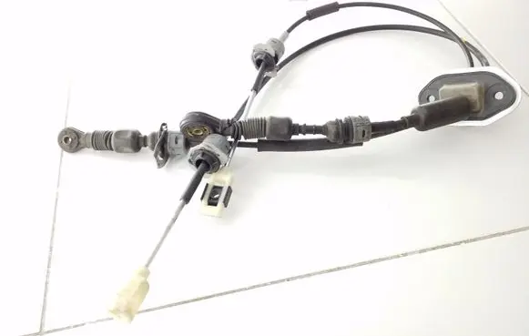 KIA Sportage Gear shift cable linkage 437943U400