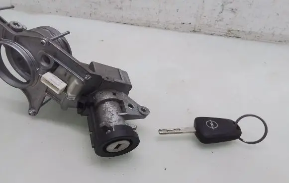Opel Zafira B Ignition lock N0501882