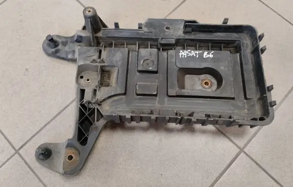 Volkswagen PASSAT B6 Battery tray 1K0915333