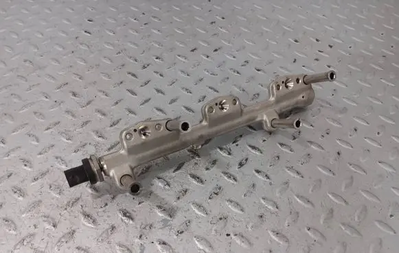 BMW 1 F40 Fuel main line pipe 8665631 13538665631