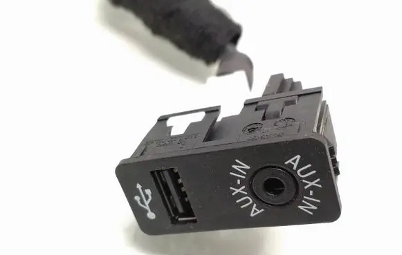 BMW 1 F20 F21 AUX in-socket connector 9229246 84109229246