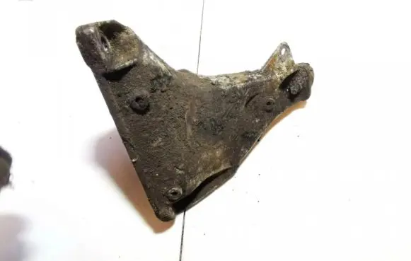 Volkswagen PASSAT B5 Engine mounting bracket 8d0199308n