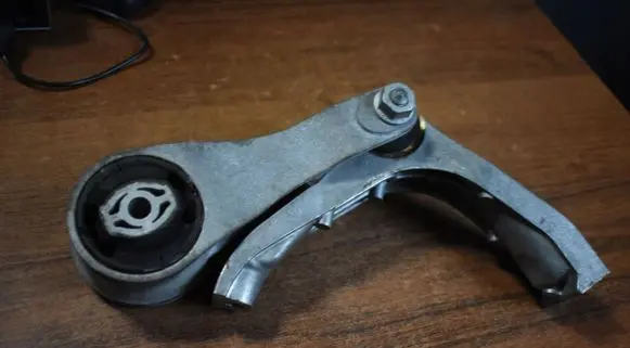 Porsche Cayenne (9Y0 9Y3) Engine mount bracket