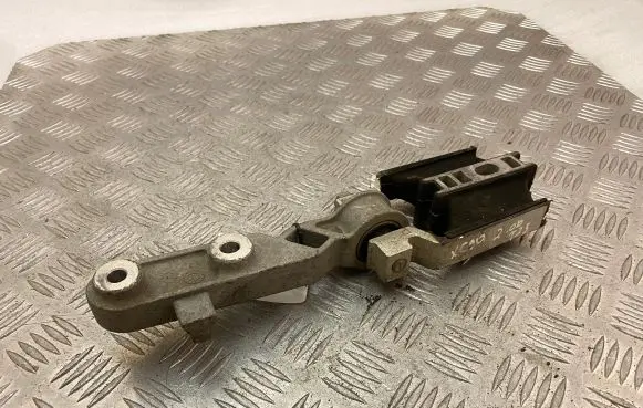 Volvo XC90 Engine mount bracket 31359890 31339956