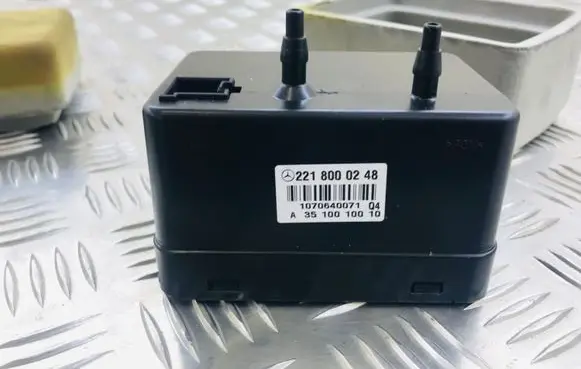 Mercedes-Benz S W221 Central locking vacuum pump 2218000248