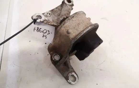 Honda CR-V Engine mount bracket