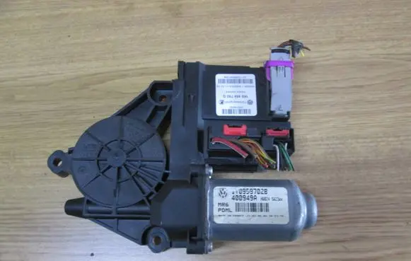 Volkswagen PASSAT B6 Front door window regulator motor 1T0959702B