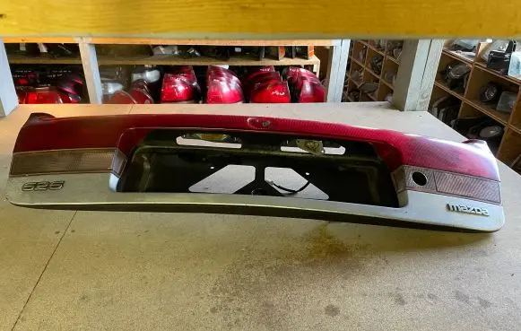 Mazda 626 Trunk door license plate light bar 0431394