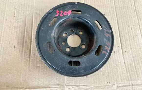 Volkswagen Golf V Crankshaft pulley 06A105255F