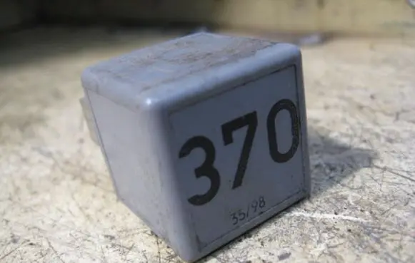 Volkswagen PASSAT B5 Coolant fan relay 8D095153 NR370