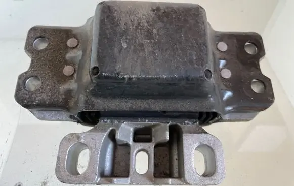 Volkswagen Golf V Engine mount bracket 1K0199555