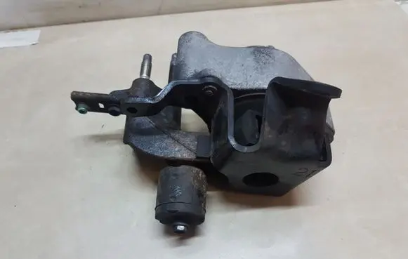 Toyota Prius (XW20) Engine mount bracket