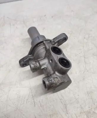 Master brake cylinder