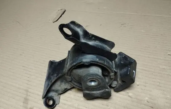Honda Element Engine mount bracket