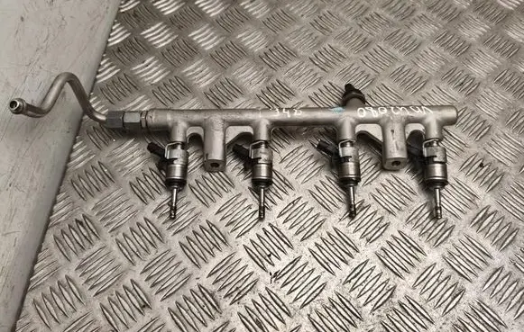 Audi A5 8T 8F Fuel distributor 06Q133317B