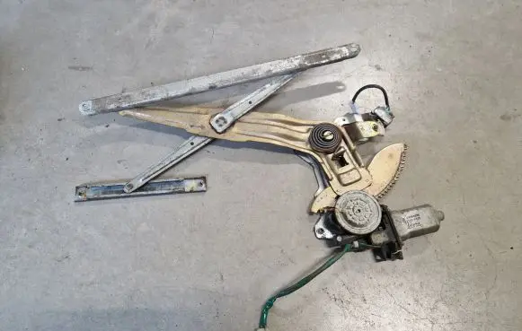 Mitsubishi Pajero Sport I Front door window regulator with motor MR144595